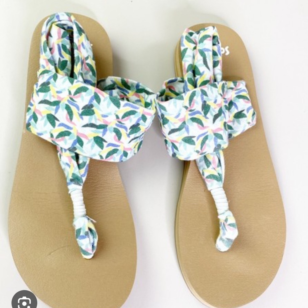 Sanuk Women's Sandals with Leaf Pattern